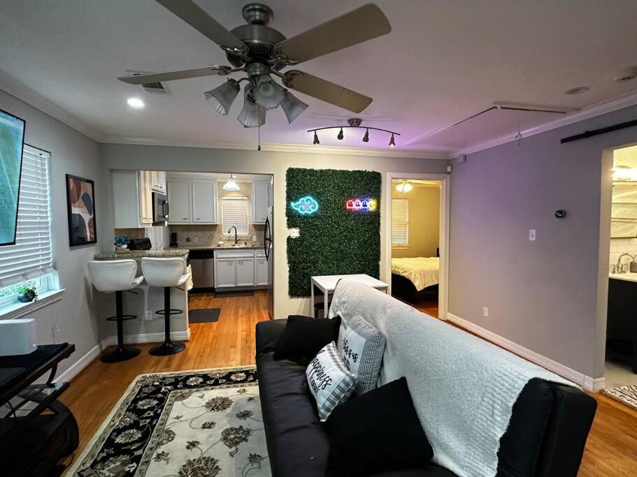 Apartamento Townhouse Near Midtown Houston Exterior foto