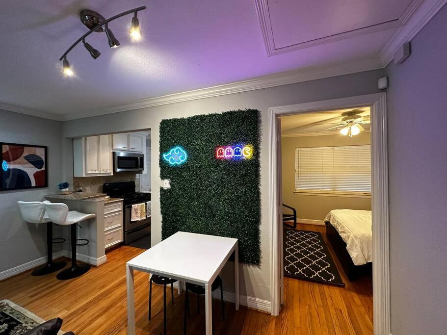 Apartamento Townhouse Near Midtown Houston Exterior foto